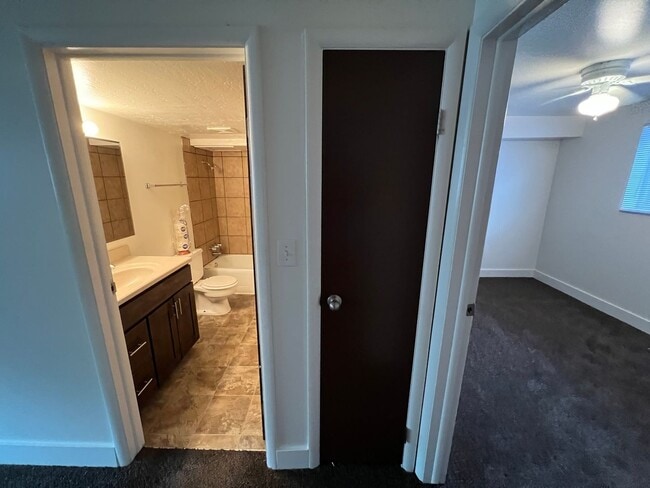 Building Photo - 2 Bed 1 bath Apartment close to downtown