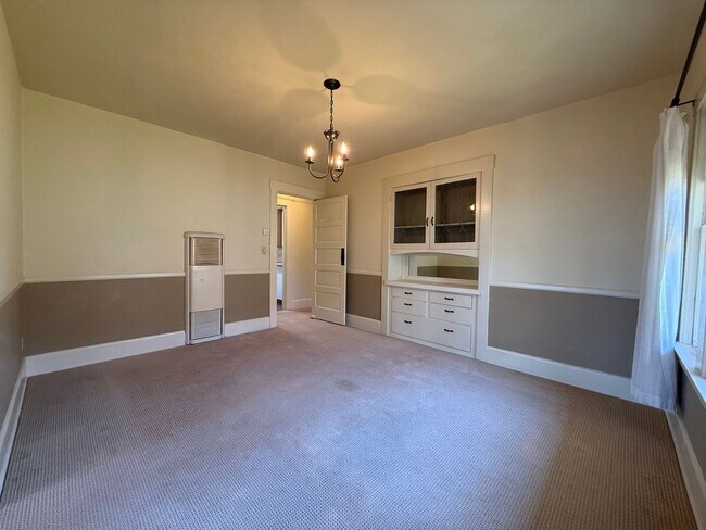 Building Photo - Fabulous Bankers Hill location 3 Bedroom Top-floor duplex unit