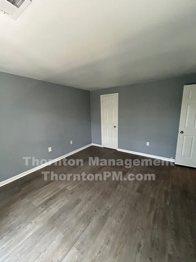 Building Photo - Culpeper Newly Renovated Townhouse