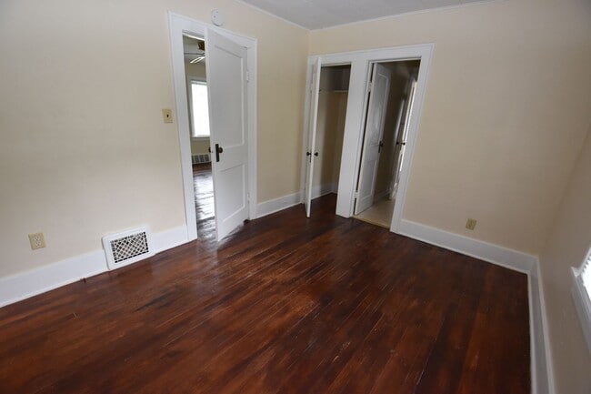 Building Photo - 2 bedroom home close to ND and Roseland