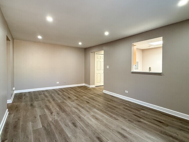 Building Photo - 2336 N Commonwealth Ave