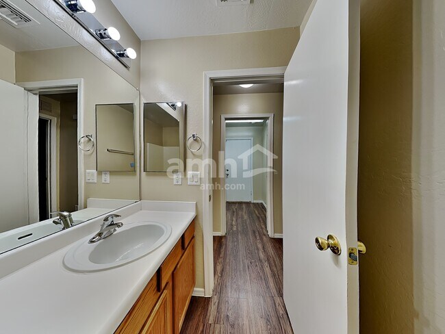 Building Photo - 3712 W Darrow St