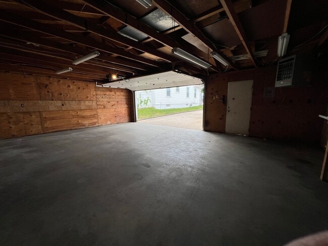 Building Photo - 3 Bedroom Home For Rent Now!