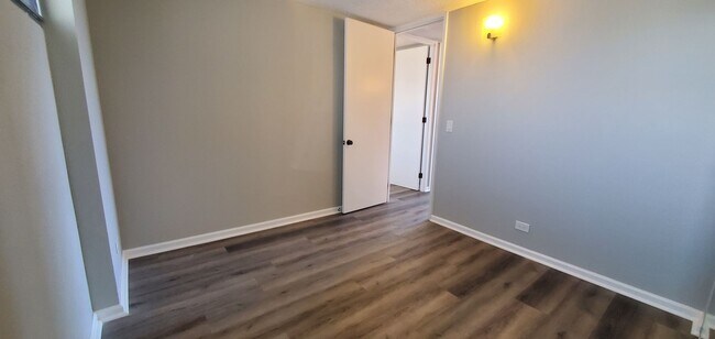 Building Photo - 2 bed, 1 bath, 1 parking updated unit in M...