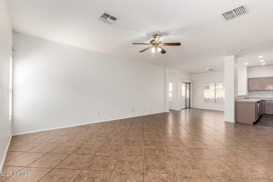 Building Photo - 2556 W Amber Sun Dr