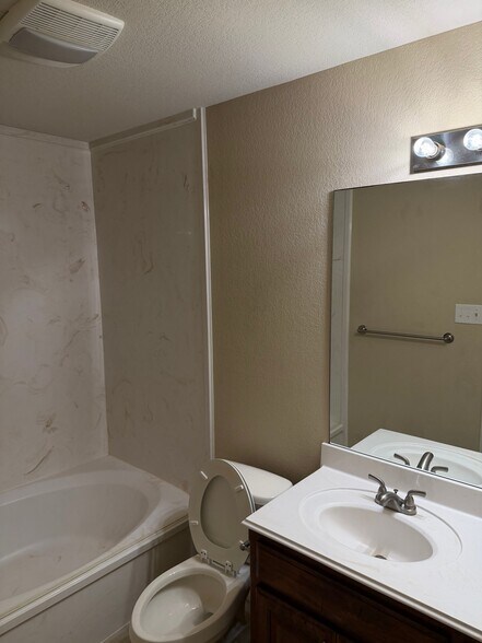 Building Photo - 121 Helane Ln