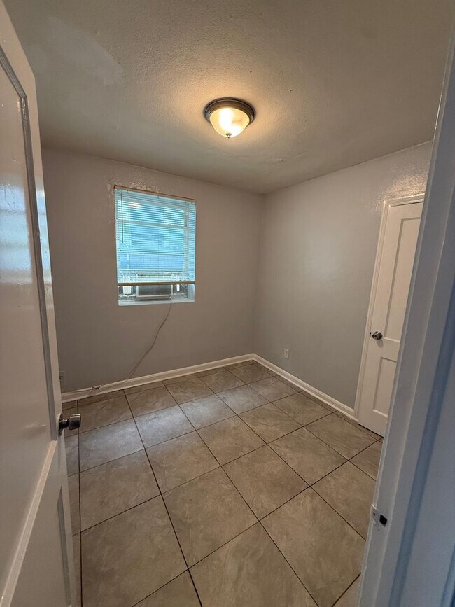 Building Photo - 1046/1048 W 8th St.- Duplex