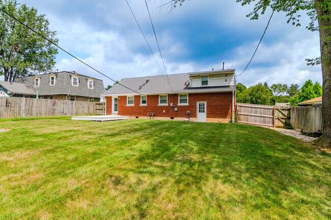 Building Photo - 282 Zandale Dr