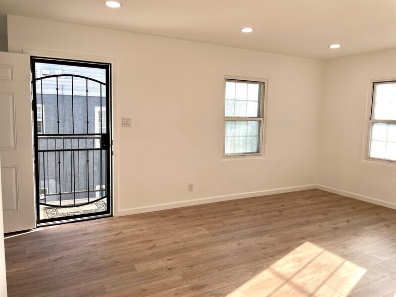 Building Photo - 10402 S Van Ness Ave