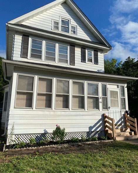 Building Photo - 718 6th St E