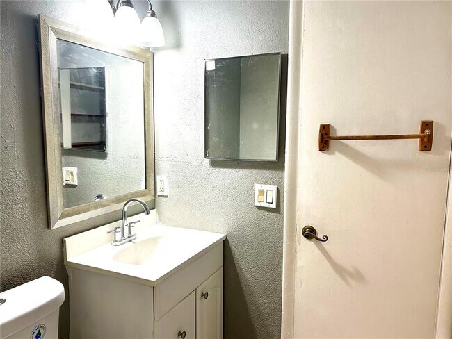 Building Photo - 112 Dahlia Dr