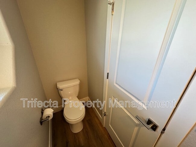 Building Photo - 5403 Vona Dr