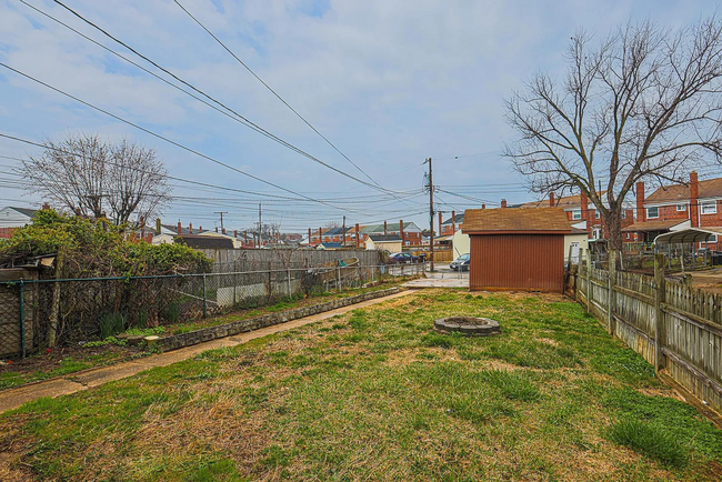 Building Photo - Updated 3 Bedroom 1 bath Townhome with shed!