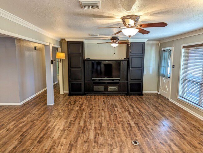 Building Photo - Updated 3/2 in Scott with Country Views!