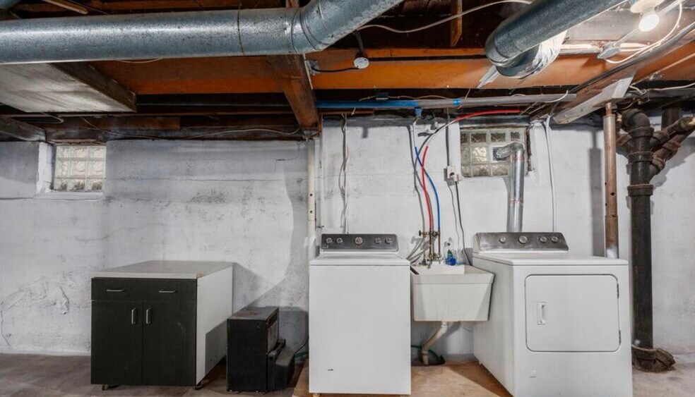 Building Photo - 911 Zeeland Ct NE