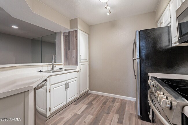 Building Photo - 2025 E Campbell Ave