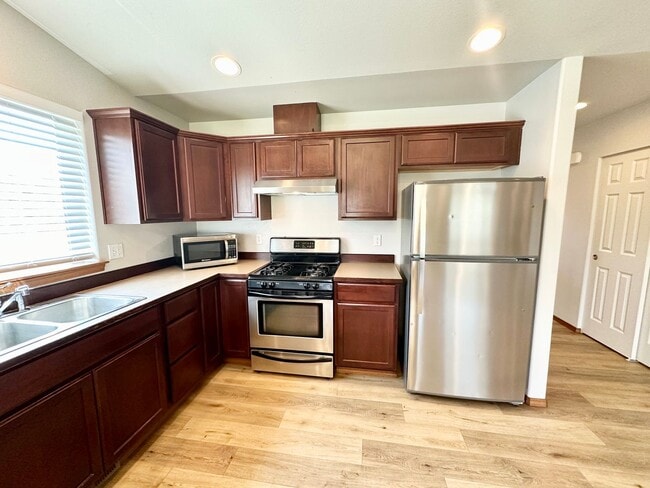 Building Photo - Spacious 4 Bedroom 2 Bathroom Home on Culd...