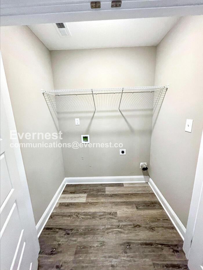 Building Photo - 1135 Eagle's View Dr