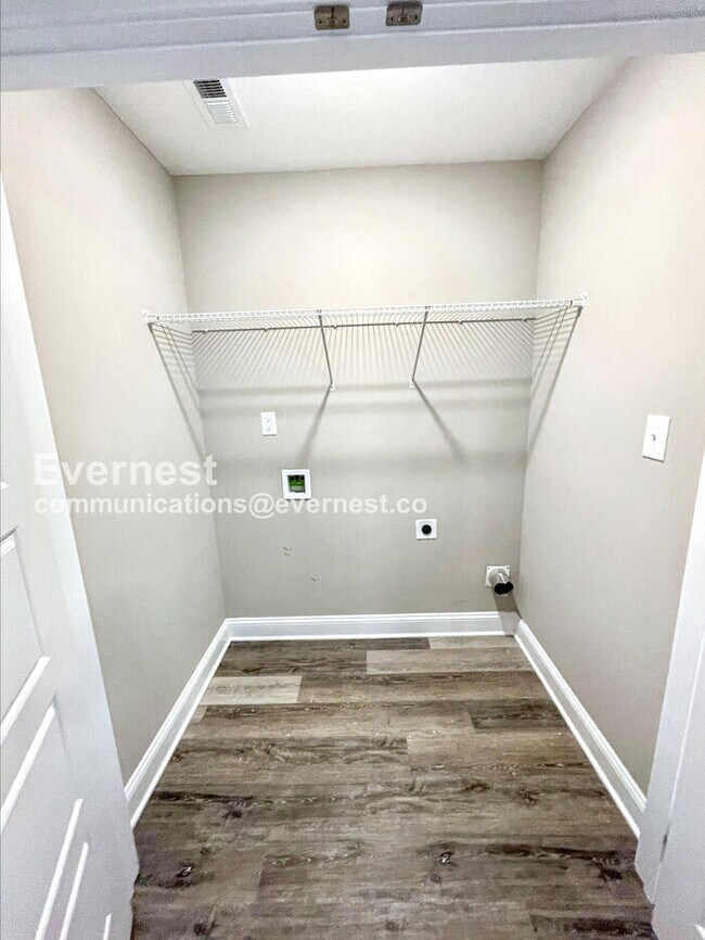 Building Photo - 3 Bed, 2.5 Bath Home with Garage / Pet-Fri...