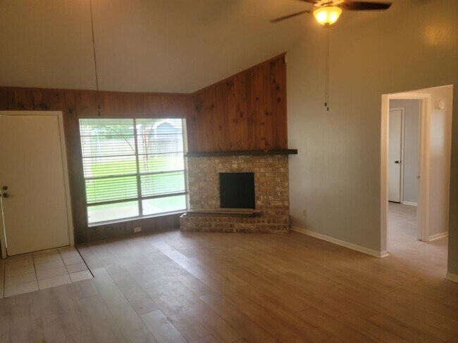 Building Photo - 13023 Maxim Dr
