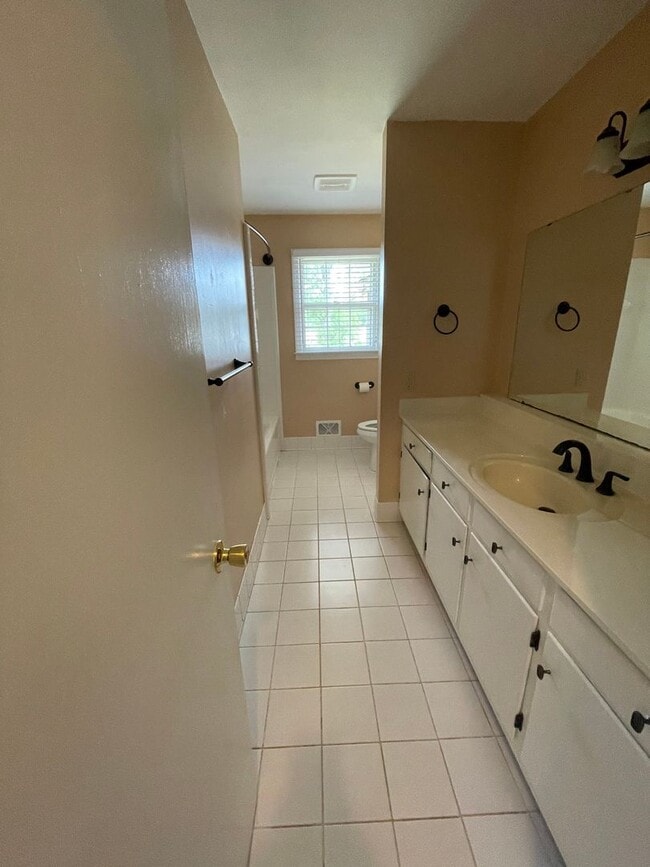 Building Photo - 5 Ramblewood Ln