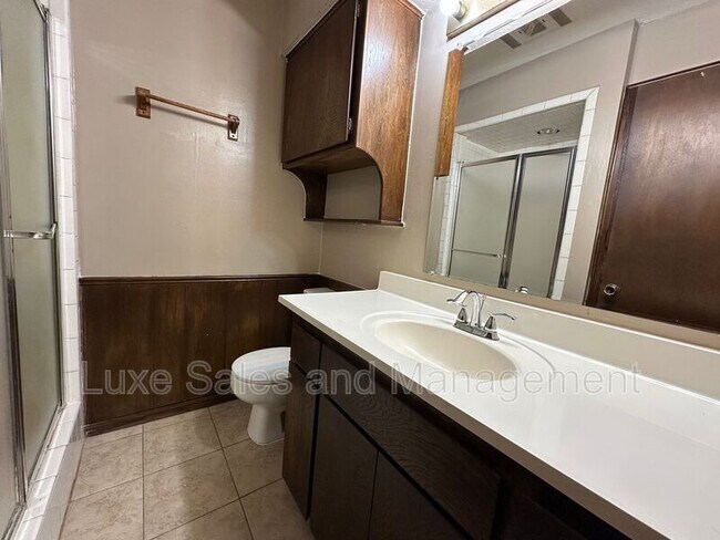 Building Photo - 813 N Eagle Ln