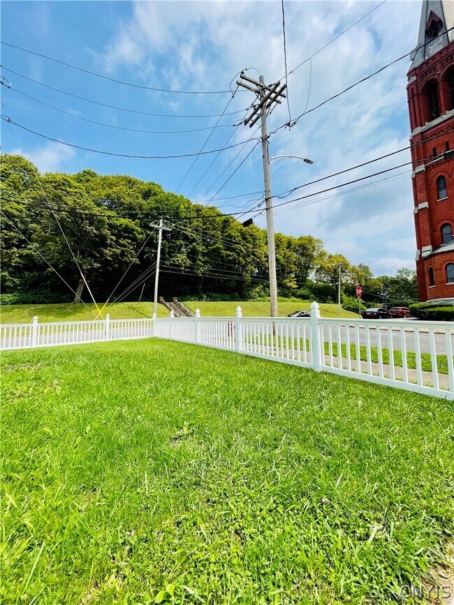 Building Photo - 1222 Hawley Ave