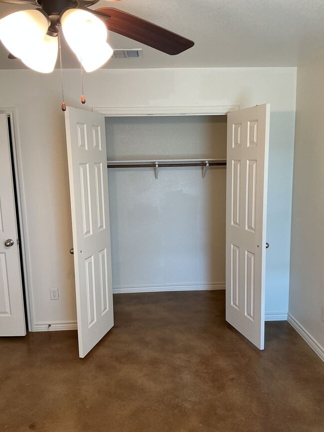 Building Photo - Charming 3 bedroom 2 bath duplex in desira...