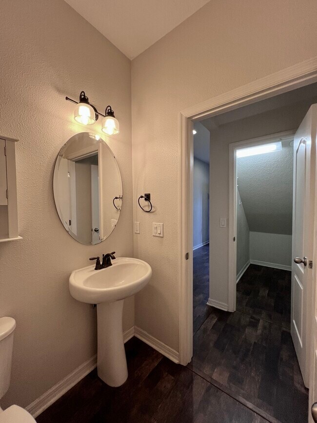 Building Photo - Gorgeous 3 bedroom, 2½ bath, 2 STORY townhome
