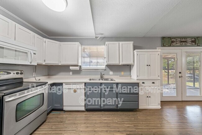Building Photo - 640 Crest Ln