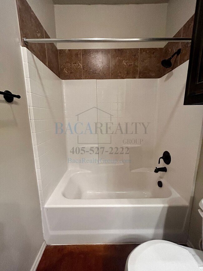 Building Photo - Move in Special!!! 3br 2ba duplex with 2 c...