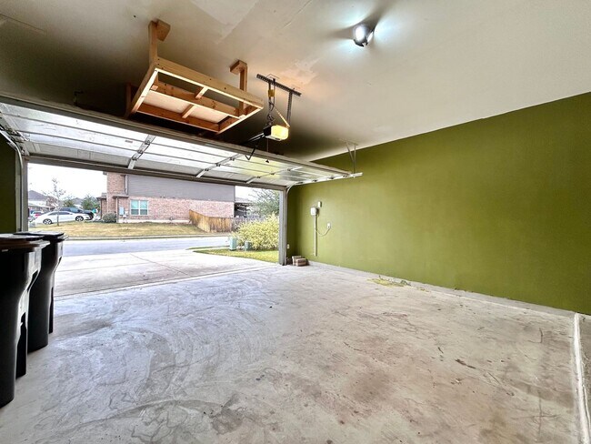 Building Photo - Bright & Beautiful 4 Bed, 3.5 Bath Home with Room for Everyone