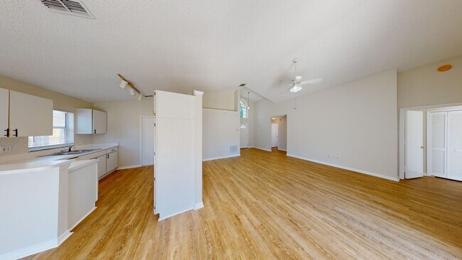 Building Photo - 3Bed/ 2Bath Home Available Now In Southcha...
