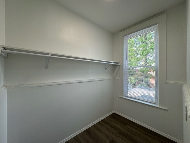 Building Photo - 7 Bed/3 Bath Mins. from UC Campus $750/pp ...