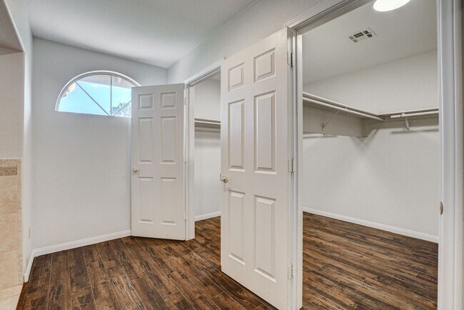 Building Photo - Stunning 5 bedroom home in The Lakes!