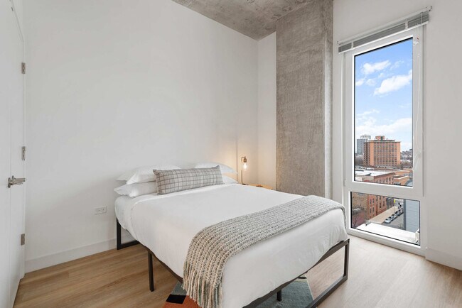 Building Photo - 853 W Blackhawk St