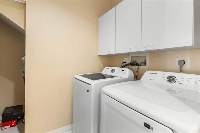 Building Photo - 1325 Camellia Cir