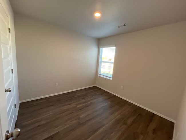 Building Photo - *Pre-leasing* NEWER Three Bedroom | Two Ba...