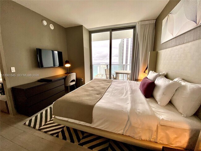 Building Photo - 4010 S Ocean Dr
