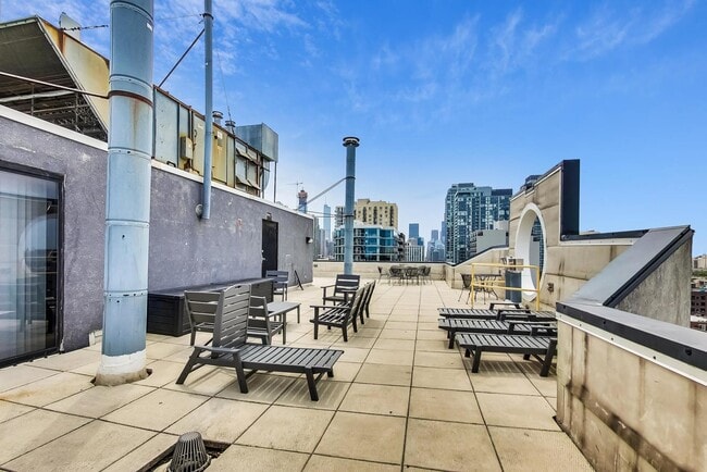 Building Photo - 1309 N Wells St