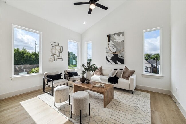 Building Photo - 415 Clearwater St