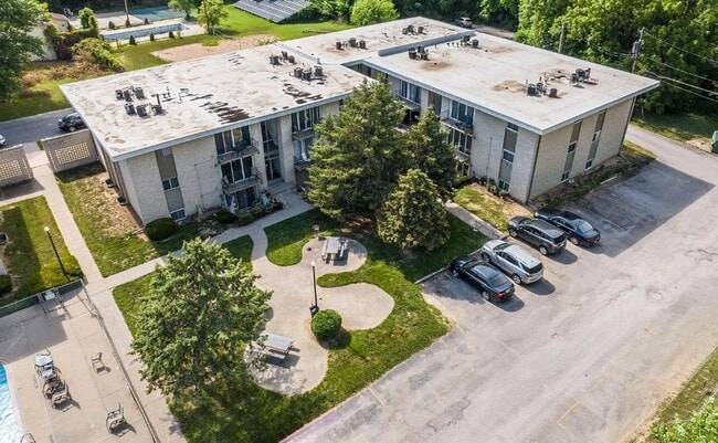 Building Photo - Modern 2BR Condo at Pembroke Gardens – Balcony, Pool Access & Utilities