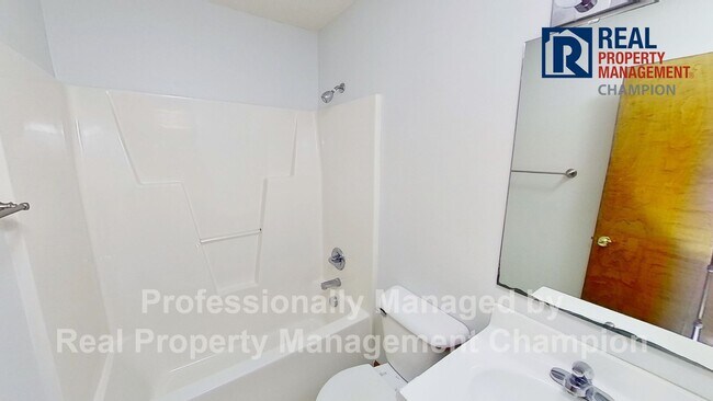 Building Photo - Charming home on Quiet Cul-de-Sac with Ful...