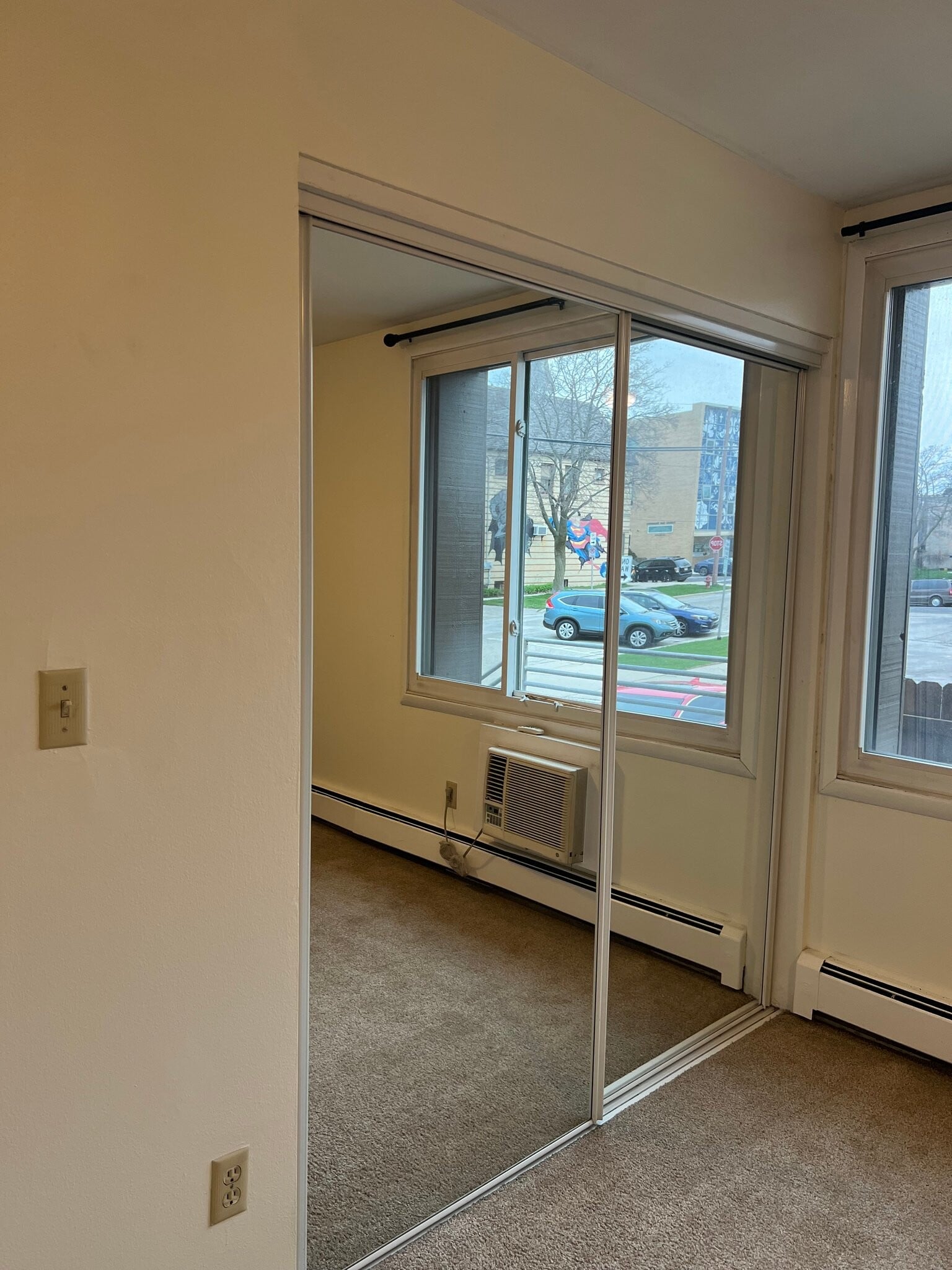 Building Photo - 2025 E Greenwich Ave