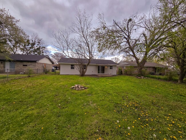Building Photo - Beautifully remodeled 3 bed 1.5 bath home ...