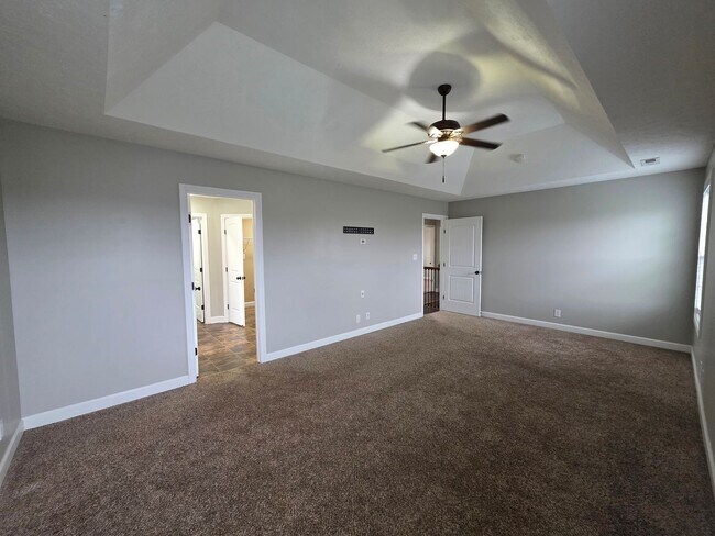 Building Photo - Pick Your Own Move-In Special!