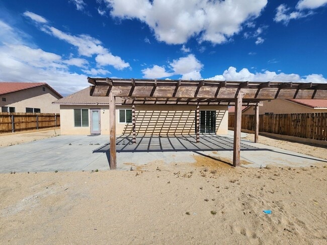 Building Photo - 3 Bedroom 2Bath- A Must See!