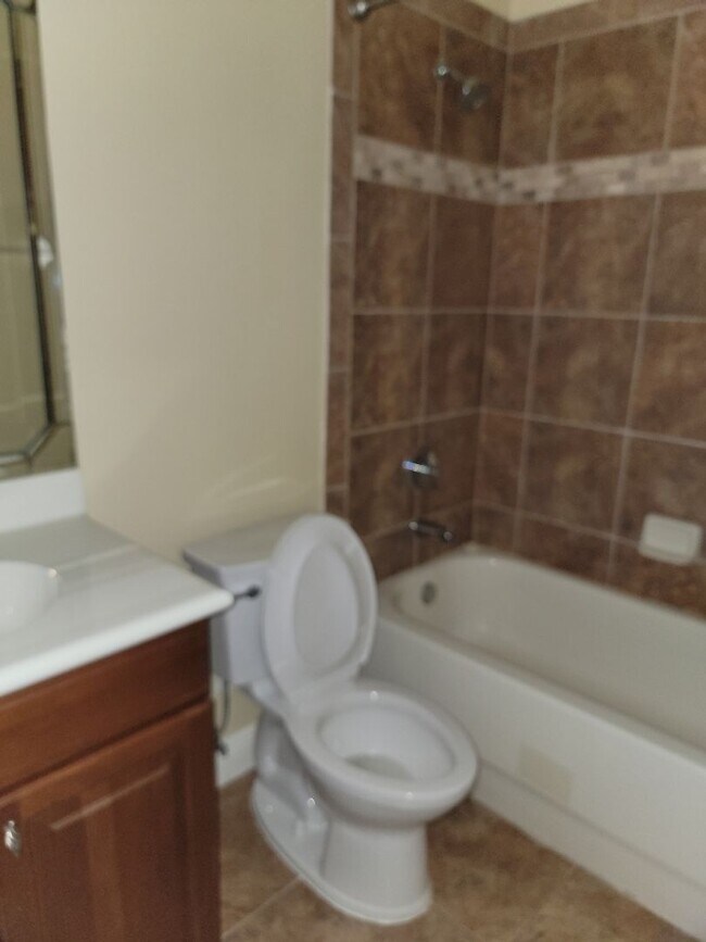 Building Photo - 3 Bedroom / 3 Bathroom - Tidelands
