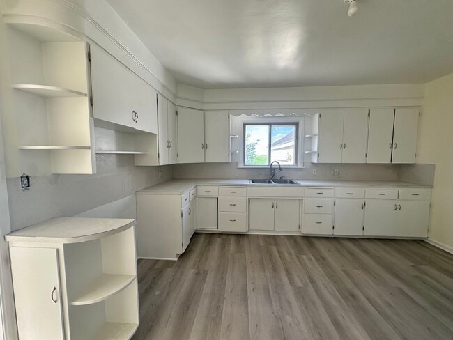 Building Photo - Country Home For Rent!