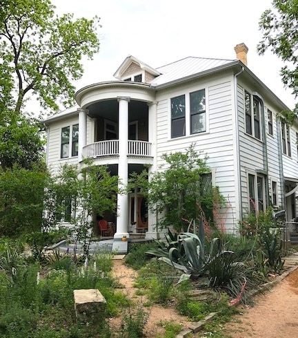 Large front garden all 4 apts have designated parking - 704 E Guenther St
